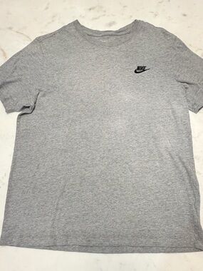 Nike Sportswear Club T-Shirt Light Gray Short Sleeve Nike Swoosh Size Medium